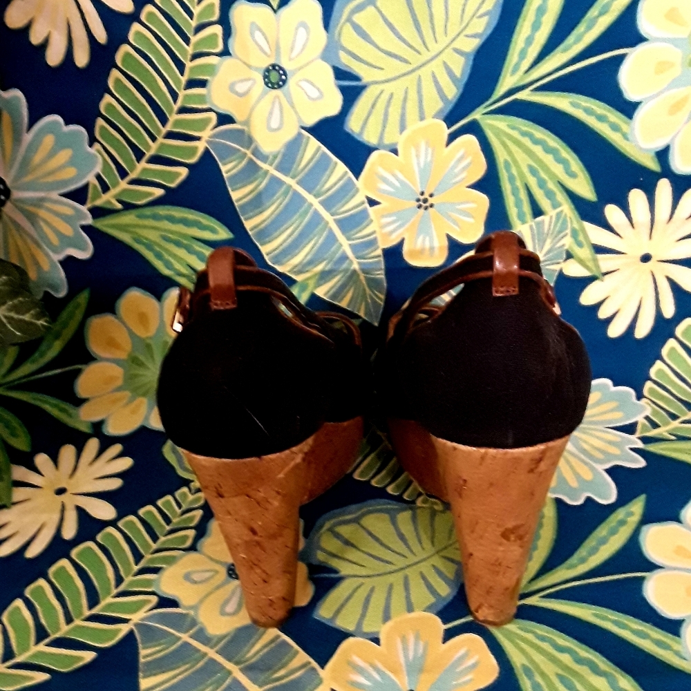 BCBGeneration Platform Sandals - Picture 4 of 8